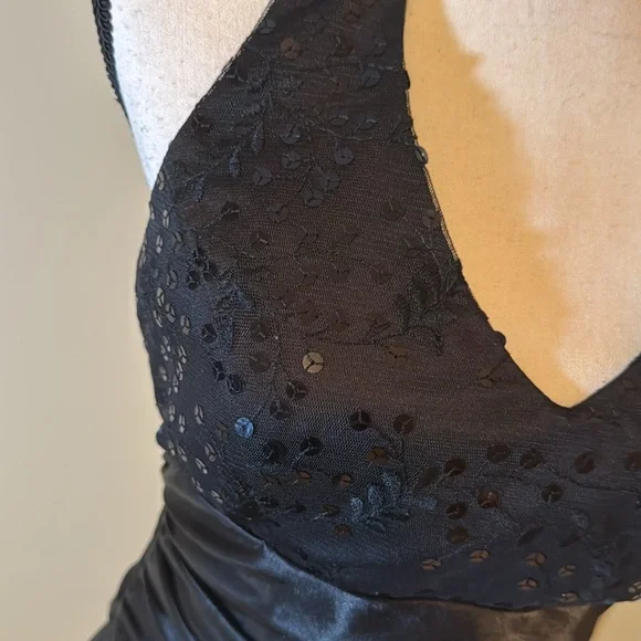 Beautiful vintage ballgown in black. Size 6. Fits like a size 4. - Picture 9 of 9